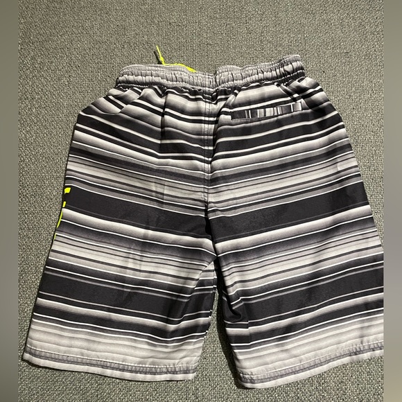Cool boardshorts - Picture 2 of 2